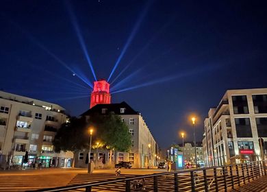 Beleuchteter Mülheimer Rathausturm bei der Night of light 2020